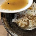 牡蠣だし麺屋 汐ノ音 - ご飯にスープを投入