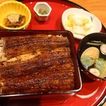 炭焼うな富士 - 上鰻重¥5170　鰻の酢の物、中央奥が味変の刻みわさび、右奥が浅漬、蛤のお吸い物♡