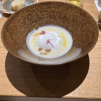 祇をん 段ばた - キクイモのスープ　エディブルフラワーと共に