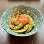 バルバルキッチンアメリ - 熟成塩サーモンとアボカドのユッケ(¥780)