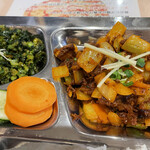 Bindika - マトンカレー、サーグ、生野菜