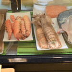 寿司・うなぎ 羽子吾 - ネタケースに並ぶ魚介類の一部