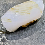 鮨 心白 - 今シーズン最後の煽り烏賊もいただいて紅白揃い踏み