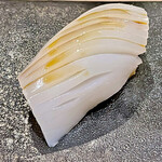 鮨 心白 - 今日は墨烏賊の握りと合わせます