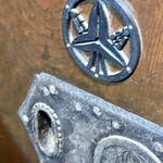 鮨 心白 - 心白の家紋が玄関扉に入っているのが目印