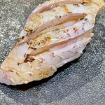 鮨 心白 - 皮目を炭で炙って旨味たっぷりの桜鯛