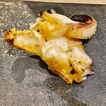 鮨 心白 - 墨烏賊の下足は焼いて醤油を塗って王道の摘みになりました