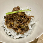 鮨 心白 - しらすの上に乗っているのは蕗味噌と蛍烏賊の叩いたものとは恐れ入ります