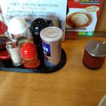 蔵八ラーメン亭 - 無料の豆板醤味噌(右端)と調味料