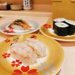 回転寿し魚まる - 料理写真: