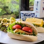 カフェ&ギャラリー 柿尾坂 - オススメはお庭が見える縁側です
            お料理と一緒だと良い感じになりますね