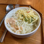 Kitsutsuki - 細かく千切りに千切りにされたキャベツのサラダで食べやすかったです。パスタサラダは優しい味わいでした。