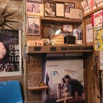 THE BEANS ROASTER 9689coffee - 店内装飾はカントリー調なのだと思いますが、映画やミュージシャンのポスターが貼られています
                        なかなか独特な世界観ですね