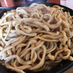 ラーメン二郎 - 右側がスープ染み始めの麺。更にスープ染みます。