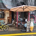 THE BEANS ROASTER 9689coffee - 店舗外観は外壁塗装中なので全貌は分かり難いですが、木製の壁や建具、扉がカントリー調な雰囲気