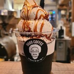 THE BEANS ROASTER 9689coffee - コーヒーゼリーソフト(税込500円)
                        何がどうという訳ではありませんが、ぎっしり密度のある濃厚なソフトに粘度のあるコーヒーシロップ、そして珈琲の香りのするコーヒーゼリー、なかなかのクオリティ