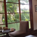 Cafe couwa - 木枠の窓越しに見える緑は綺麗です。