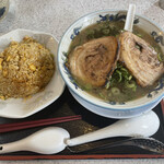 Ramen Fuji - 炙り矢橋　ミニ炒飯セット。チャーシューでかっ！担々麺の時に付いてくる穴空きレンゲで最後にすくうと、ネギが大量に入っていた！焼きメシも美味い！