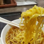 中華 丸八 - ラーメンの麺は中細の縮れ麺