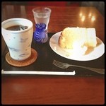 さかい家 - 昔の卸問屋の屋敷をそのままに喫茶店にしたのだとか。和洋メチャクチャなしつらえが、逆に年季の入り具合を感じさせる。レモンのシフォンケーキとアイスコーヒー。
雰囲気良すぎ。ここに住んでたら通っちゃうなー。