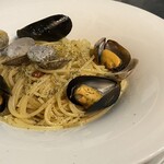 蛤蜊和孔雀蛤的白酒蛤蜊意大利面