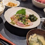 創業二百三十年食堂 - ブリのユッケ　エッジが効いたブリ。歯ごたえが美味い。