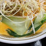 ラーメン もっけだの - 2023.7限定『冷し豆乳担々麺(食べるラー油つける)+C賞特典ネギ』のチンゲン菜