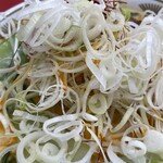 ラーメン もっけだの - 2023.7限定『冷し豆乳担々麺(食べるラー油つける)+C賞特典ネギ』のネギ