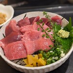 創業二百三十年食堂 - トロたくで食べろと板さんが言っている。小さじ一杯のすき身がめちゃ美味。