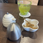 炭火焼鰻料理 米吉 - お茶と骨煎餅と追加タレと山椒