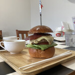 ハンバーガー モミジ - もみじサラミチーズバーガー