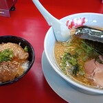 ラーメン山岡家 - ランチタイムAセット790円。味噌ラーメンとミニチャーシュー丼。