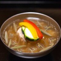 よし町 - 2023.7 豚肉と夏野菜のお椀（茨城県産銘柄豚「常陸の輝き」、新玉葱、パプリカ、ズッキーニ、裏磐梯産蓴菜）