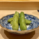 鮨 はしもと - 枝豆は三浦産
      まだ普通の枝豆ですが、夏らしくて良いです♪
      茹でたては美味しい！