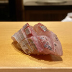 鮨 はしもと - 島根県浜田 鯵
      身質がしっかりとした鯵のその味わいが良い事！
      脂のりも良くこいつは旨い！！
      ドンちっちではありませんよ。