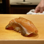 鮨 はしもと - マスノスケ
      6月に仕入れ冷凍していたマスノスケ、甘みのある脂のりが強くこれもいい味してますね！
      橋本さんは、今日一だと笑いながらおっしゃてます（笑）
      （冷凍するのはアニサキスが混在しているので）