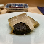 鮨 はしもと - 勝浦 蒸し黒鮑 味噌漬け肝添え
      約2時間半蒸した黒鮑が柔らかです。
      昆布などを餌にしているだけに磯の香りがほんのりと。
      味噌漬けの肝がコクがありますね、一緒に食べると更に豊かな旨味が感じられます♪