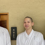 鮨 はしもと - 鮨はしもとさんのお弟子さん
      皆さんに写真掲載許可いただきました。
      みんな若くて羨ましい！
      大将の元でみんな活きいきと働く姿がとても好ましく、見ている私も元気をもらいました♪