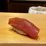 鮨 はしもと - 塩釜 鮪 赤身 102kg
      スッキリとした味わいはまさに夏鮪、さっぱりとした中にも柔らかな酸味があります。