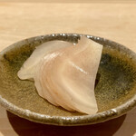 鮨 はしもと - ガリ
      はしもとさんのガリはつまみとしてもパクパクと、勿論何も言わなくてもお代わりをして下さります♪