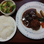 レストラン チロル - 本日のおすすめ、豚ほほ肉のブラウンシチュー(クリームコロッケ付き) 1400円