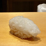 鮨 はしもと - 追加：アオリイカ
      アオリイカをまな板にのせ、まるで削ぐ様にした切り方をした握りは初めてかもです。
      なんて甘みが強いのでしょう！
      すっごく美味しいですこのアオリイカ！！