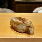 鮨 はしもと - 韓国 穴子
      穴子の脂のりが良い時期に、冷凍でストックした穴子を今は使っているそうです。
      ふっくらとして美味しい♪