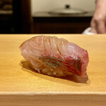 鮨 はしもと - 高知 シマアジ
      このシマアジは美味しいですね！
      血合いが美しく入り上品な旨味たっぷり、さすがに天然物は後味も良いのです♪