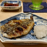 鮨 はしもと - メヒカリ一夜干し 炭火焼き
      焼き場は26歳の関口さんが担当、実家は静岡のお鮨屋さんですからいずれは実家を継ぐのでしょう。
      深海魚だけに脂が有りますね、皮目の香ばしさが良いのです♪