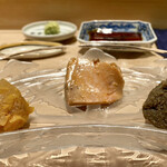 鮨 はしもと - 珍味三種
      右から鮎のペースト・あん肝・白海老カラスミ和え
      岐阜県長良川の天然鮎、炭火焼きにして内蔵も骨も全てペーストにした味は鮎そのもの、お酒のつまみにぴったり！