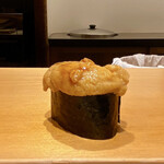 鮨 はしもと - 北海道 紫ウニ（橘水産）
      某お鮨屋さんで、橘水産の紫ウニをいただき美味しかったのですが、橋本さんも同じ紫ウニ、やっぱりこのウニはミョウバンを余り感じる事なく甘みがあり美味しいです♪
      海苔の風味も最高！