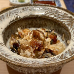 鮨 はしもと - 三河一色産鰻蒲焼きにシャリを合わせた鰻飯
      焼いている鰻の身の盛り上がりにうっとり♪
      タレが染みた蒲焼きを細切りに、海苔をまぶし刻んだセロリを混ぜ合わせた鰻飯、これが最高に美味しい！
      胡麻の香りも良い！