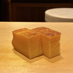 鮨 はしもと - たまご焼き
      お弟子さんの近藤さんが焼いたのでしょうかね（笑）
      約2時間半かけて焼くたまご焼き、こちらは私の好みの味付けと焼き方で美味しい♪