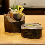 鮨 はしもと - 酢締め鰯の海苔巻き
      これが好きなんです♪
      中にはガリとたくあんに芽葱、そして酢で締めた鰯。
      酢の塩梅良くさっぱりとした中に、絡み合う色々な味わい、やっぱり美味いな！